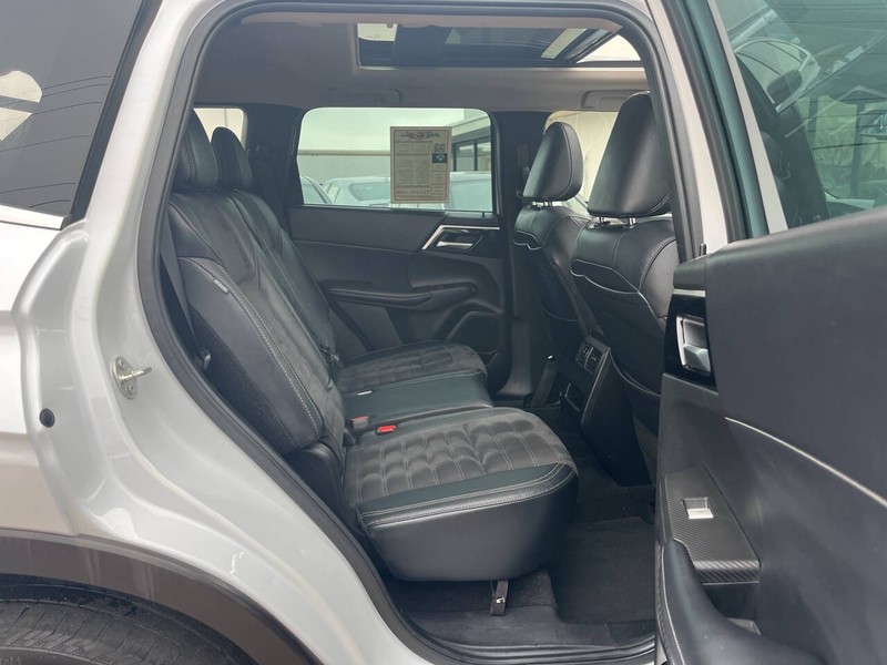 Mitsubishi Outlander Vehicle Image 12