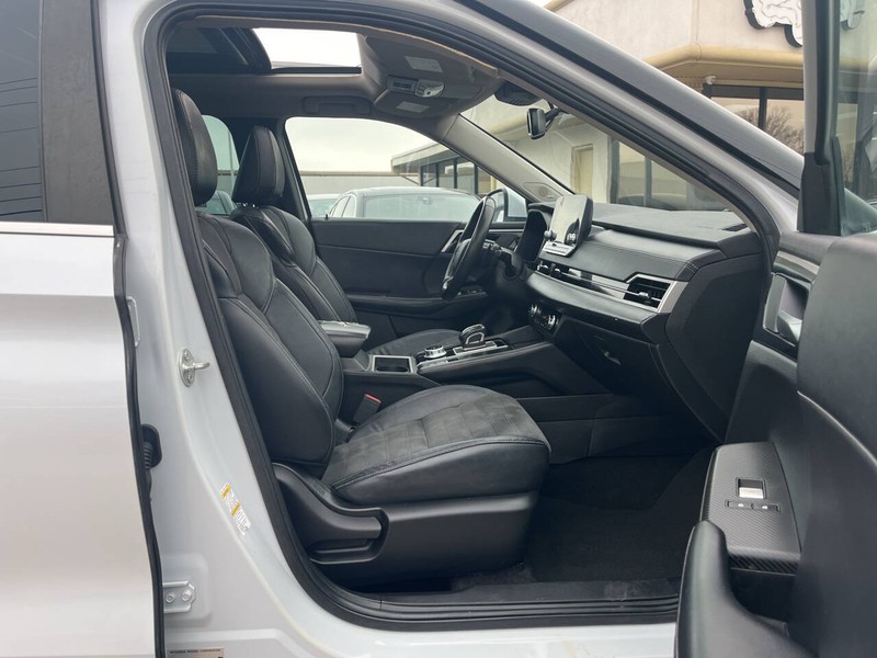 Mitsubishi Outlander Vehicle Image 14