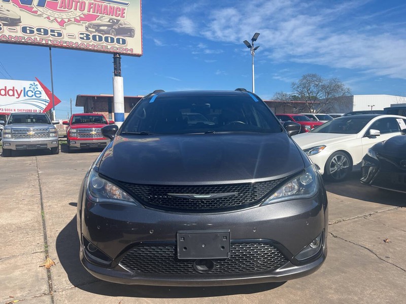 Chrysler Pacifica Vehicle Image 02