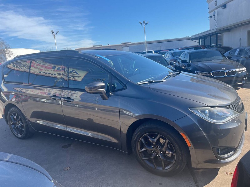 Chrysler Pacifica Vehicle Image 03