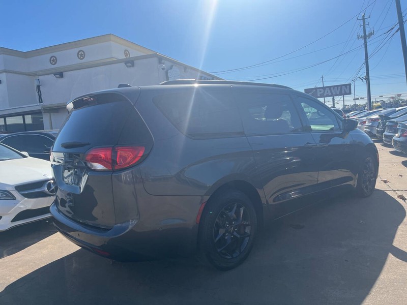 Chrysler Pacifica Vehicle Image 04