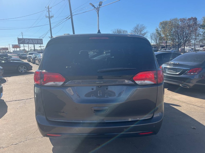 Chrysler Pacifica Vehicle Image 05