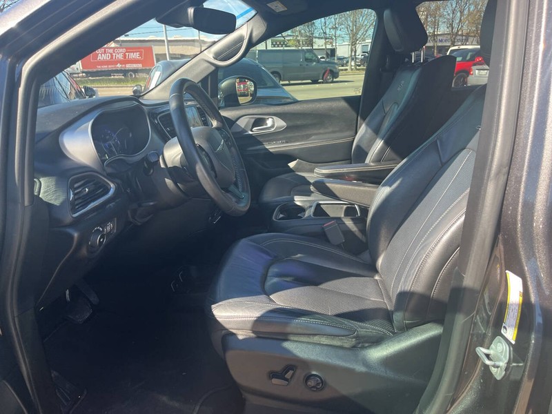 Chrysler Pacifica Vehicle Image 09