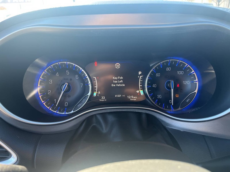 Chrysler Pacifica Vehicle Image 11