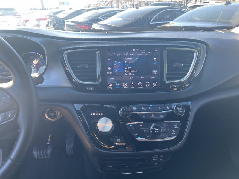 Chrysler Pacifica Vehicle Image 12