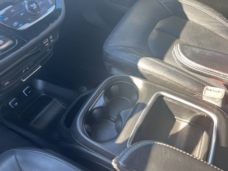 Chrysler Pacifica Vehicle Image 13