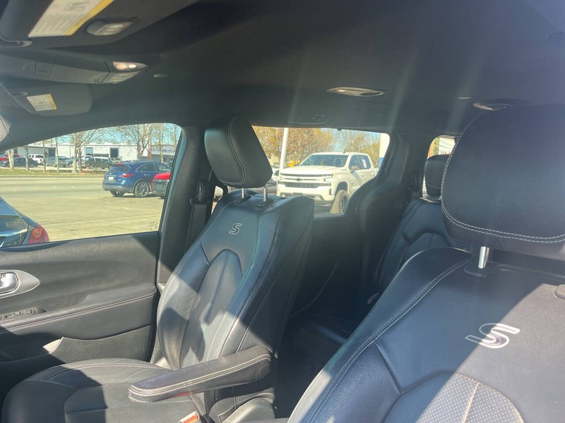 Chrysler Pacifica Vehicle Image 14