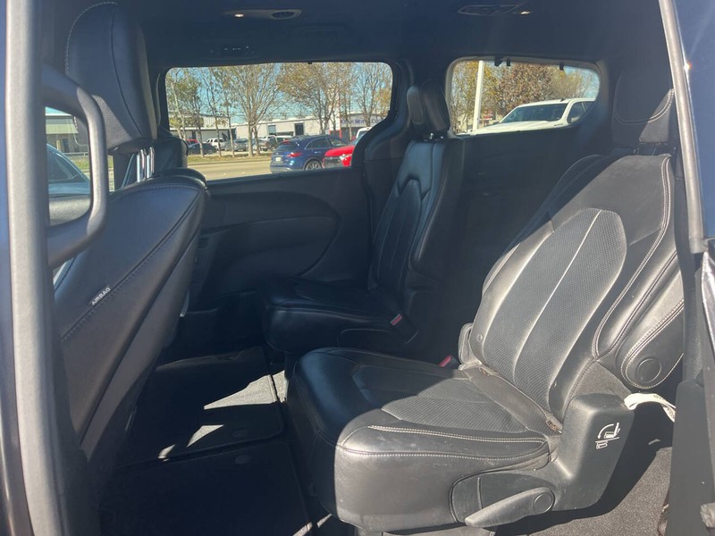 Chrysler Pacifica Vehicle Image 15