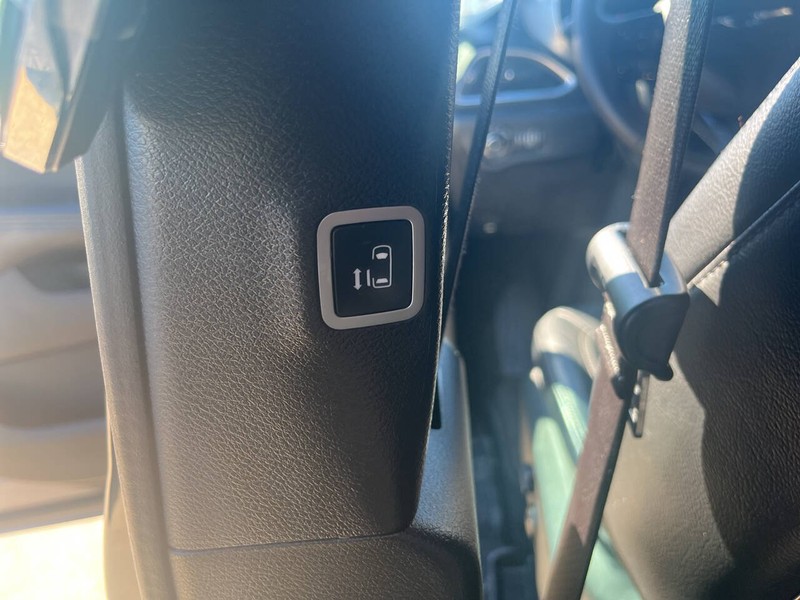 Chrysler Pacifica Vehicle Image 17