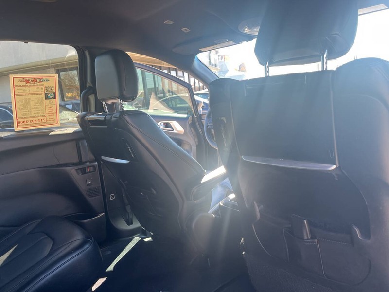 Chrysler Pacifica Vehicle Image 21