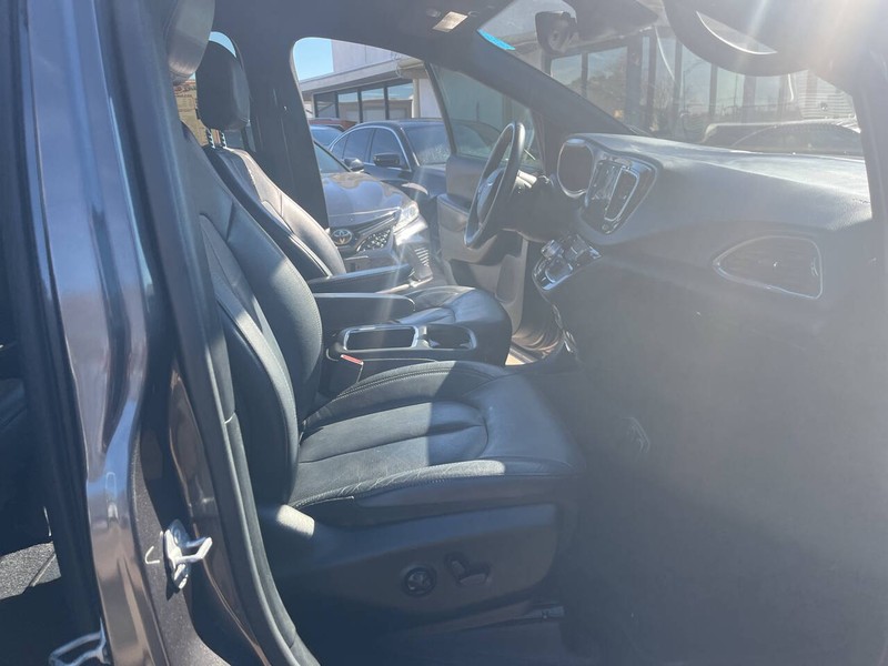 Chrysler Pacifica Vehicle Image 22