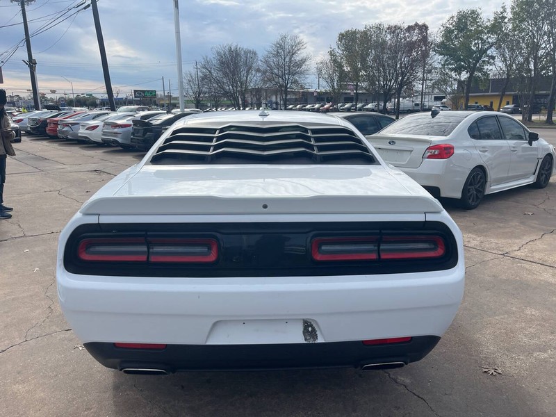 Dodge Challenger Vehicle Image 04