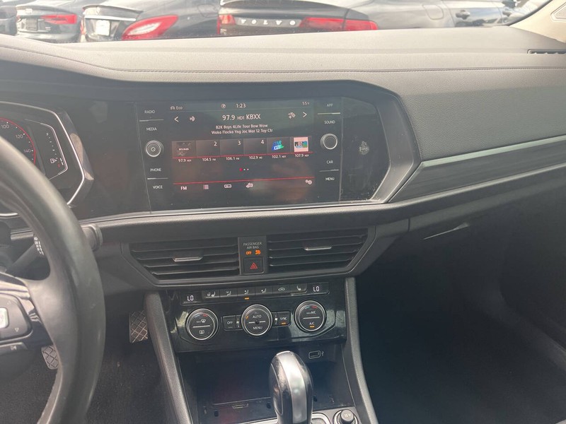 Volkswagen Jetta Vehicle Image 11