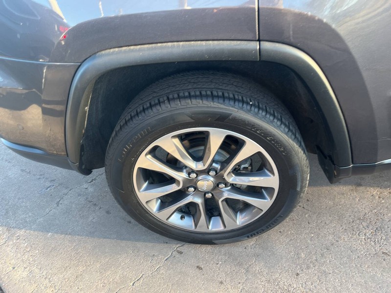 Jeep Grand Cherokee Vehicle Image 19