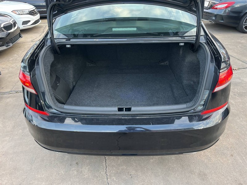Volkswagen Passat Vehicle Image 09