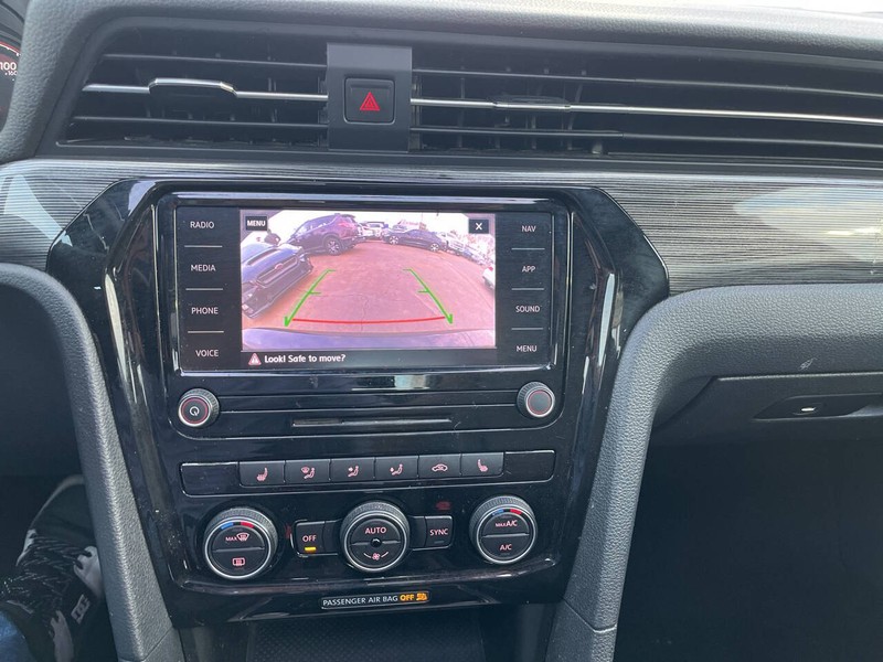 Volkswagen Passat Vehicle Image 12