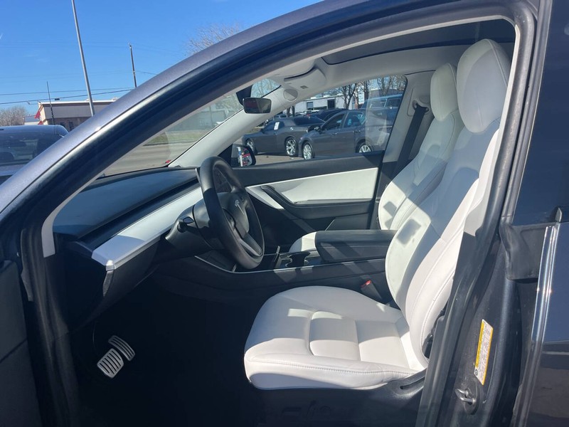 Tesla Model Y Vehicle Image 09