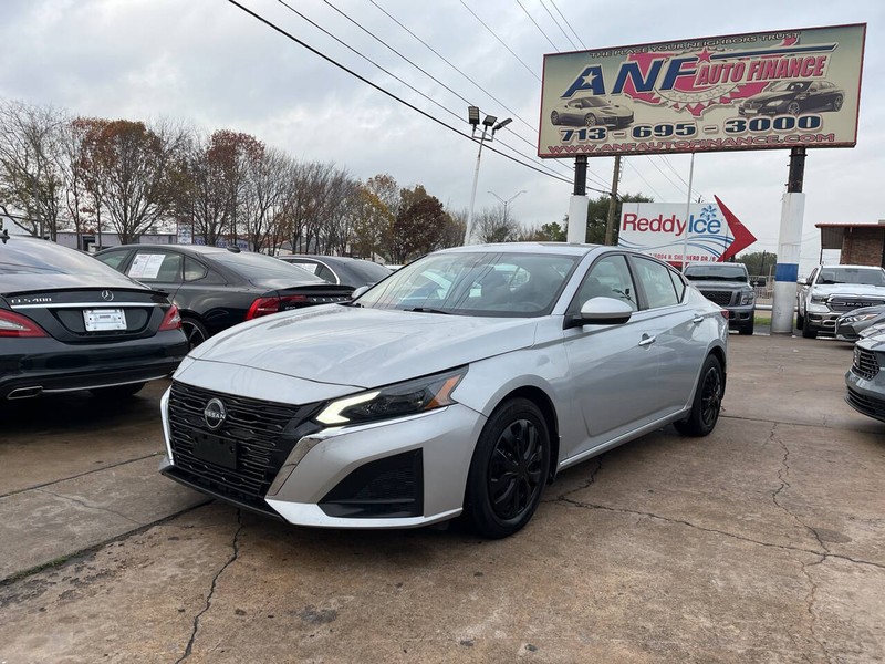 Nissan Altima Vehicle Image 02