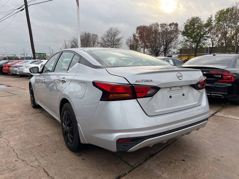 Nissan Altima Vehicle Image 03