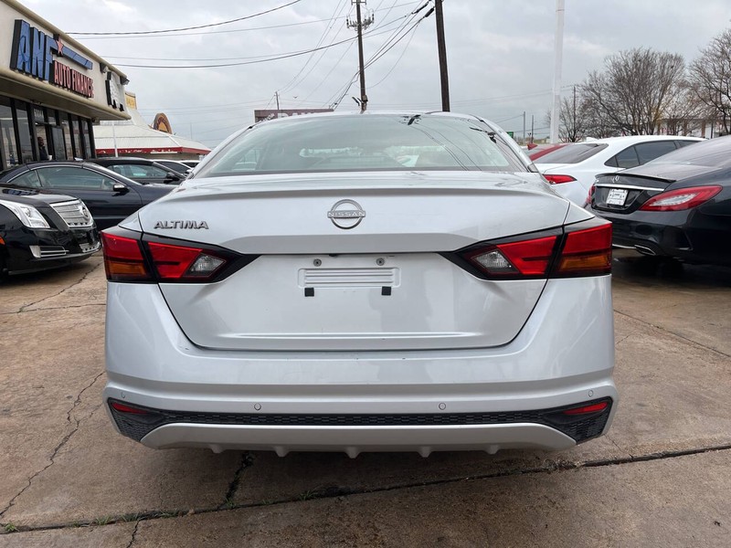 Nissan Altima Vehicle Image 04