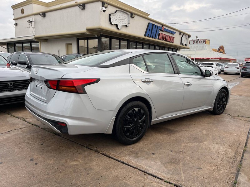 Nissan Altima Vehicle Image 05