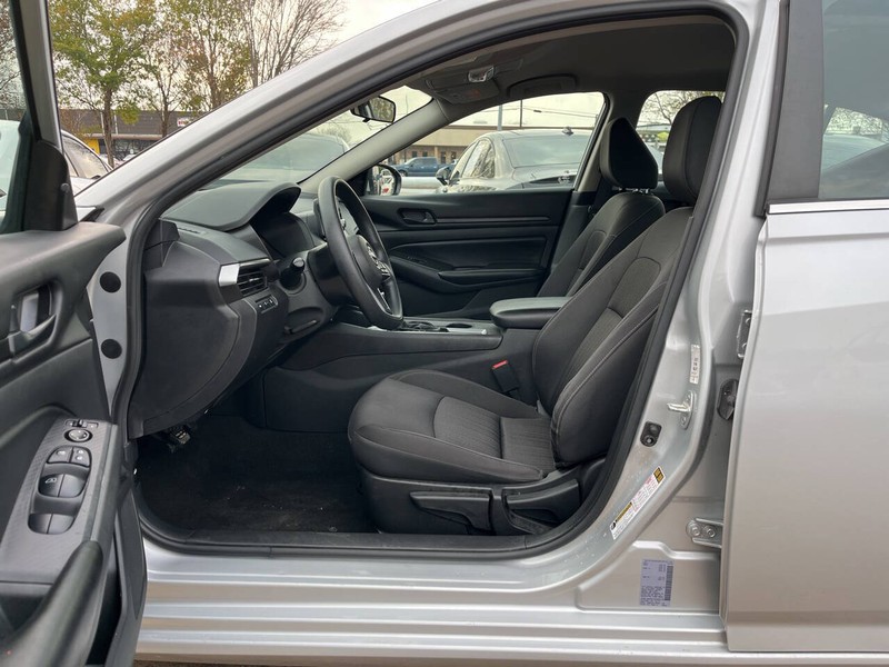 Nissan Altima Vehicle Image 07