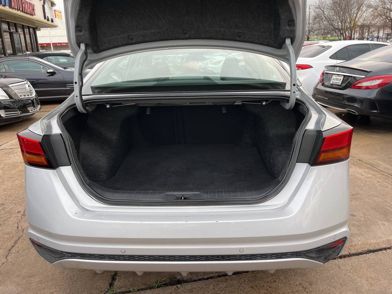 Nissan Altima Vehicle Image 09