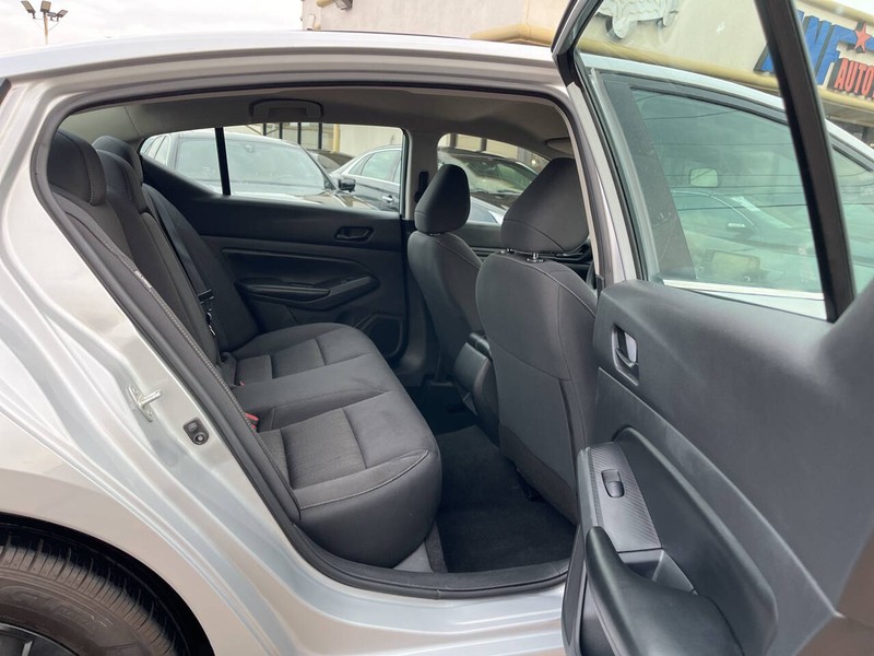 Nissan Altima Vehicle Image 11