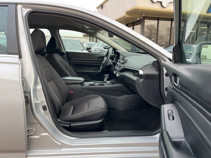 Nissan Altima Vehicle Image 12