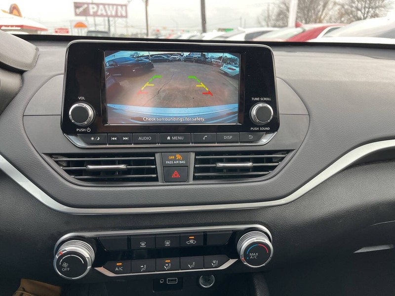 Nissan Altima Vehicle Image 13