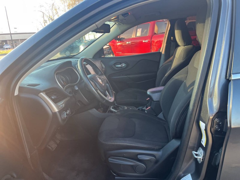 Jeep Cherokee Vehicle Image 09