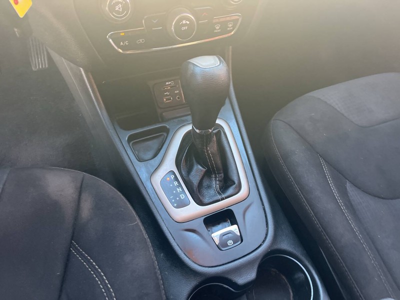 Jeep Cherokee Vehicle Image 12