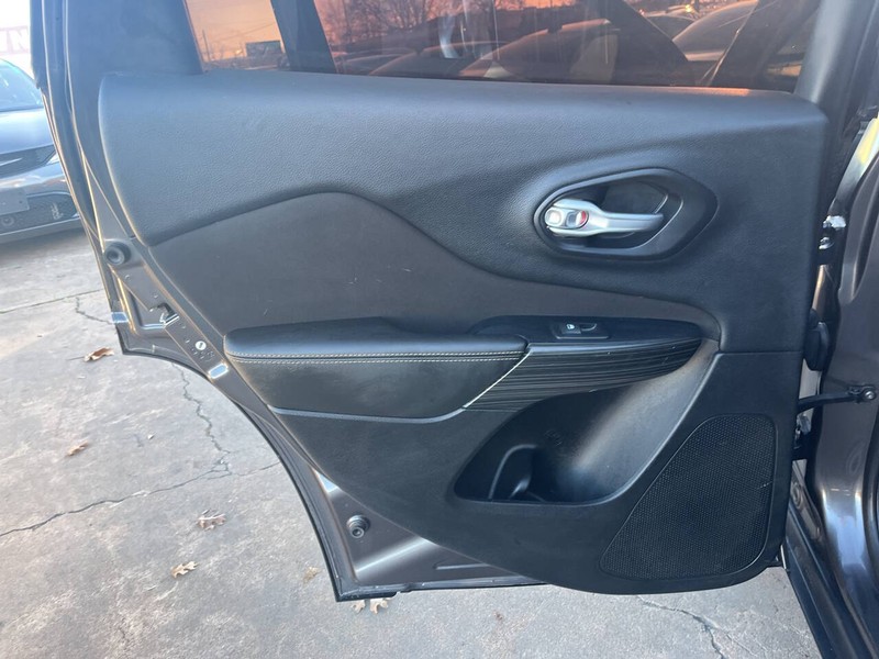 Jeep Cherokee Vehicle Image 14