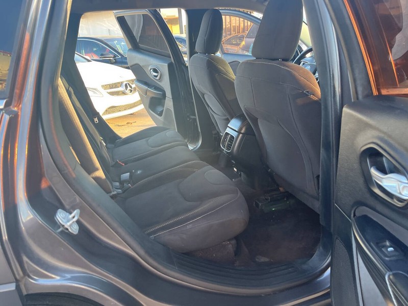 Jeep Cherokee Vehicle Image 17