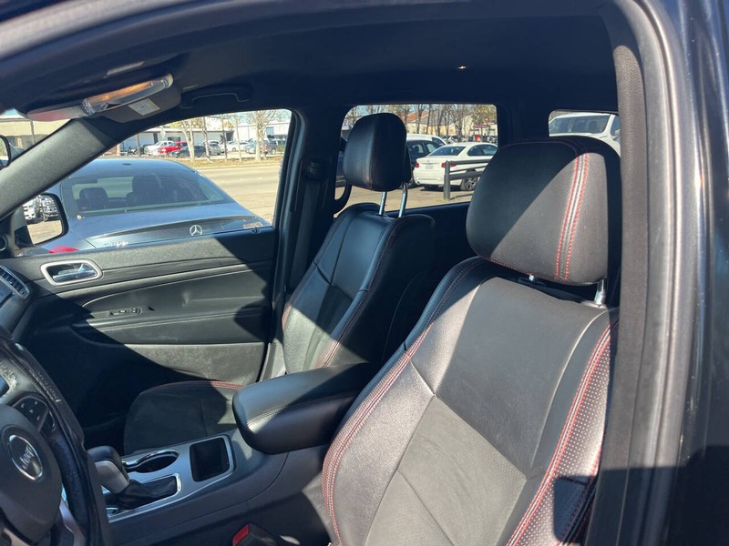 Jeep Grand Cherokee Vehicle Image 13