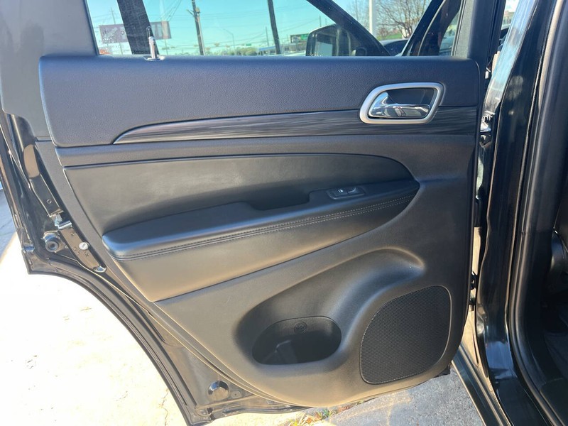 Jeep Grand Cherokee Vehicle Image 14