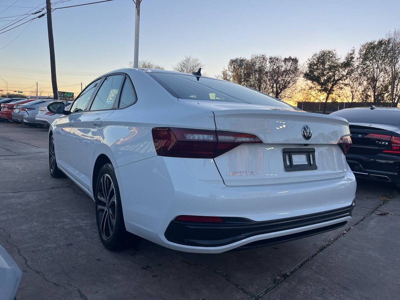 Volkswagen Jetta Vehicle Image 03