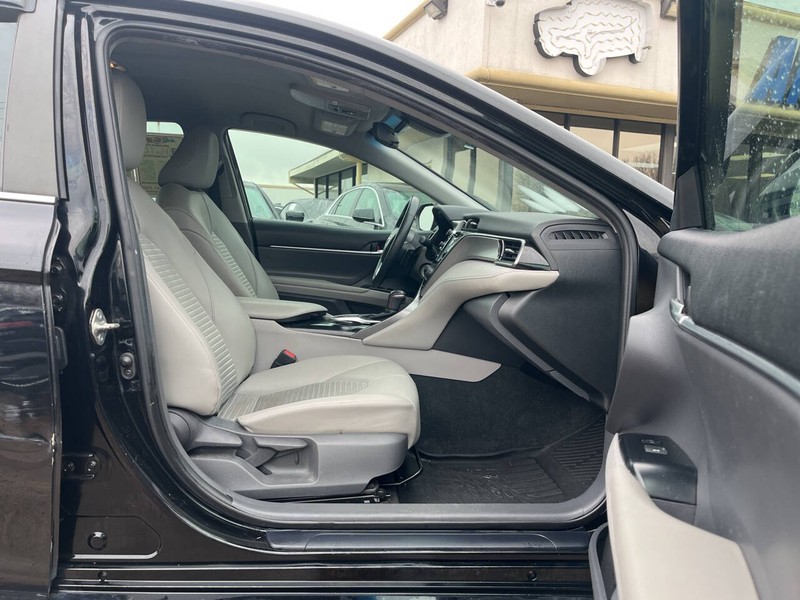 Toyota Camry Vehicle Image 10