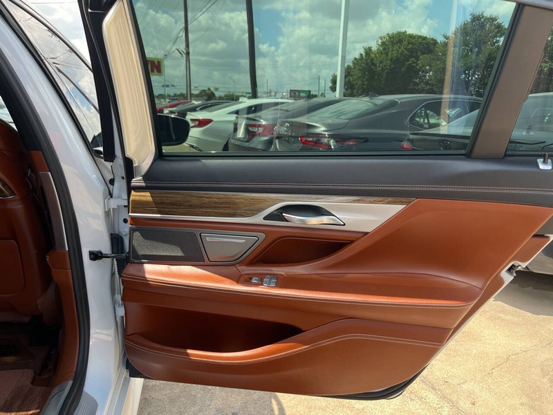 BMW 7 Series Vehicle Image 15