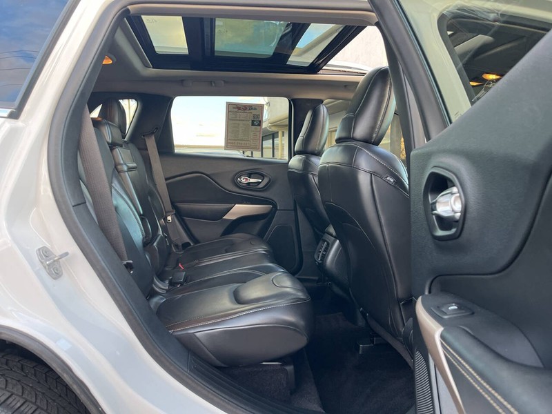 Jeep Cherokee Vehicle Image 10