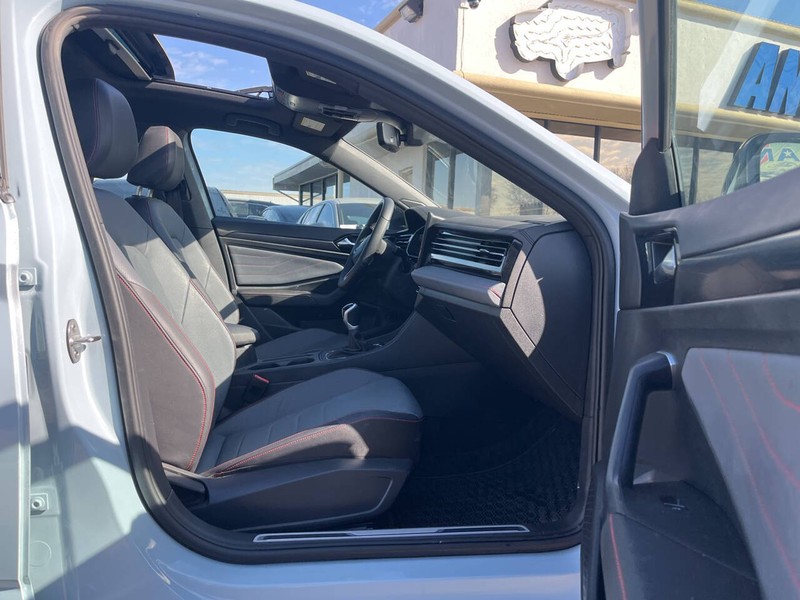 Volkswagen Jetta GLI Vehicle Image 11