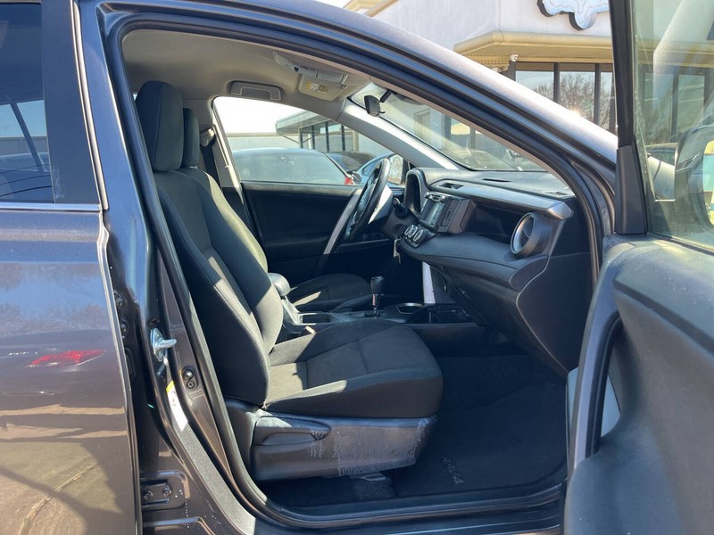 Toyota RAV4 Vehicle Image 14