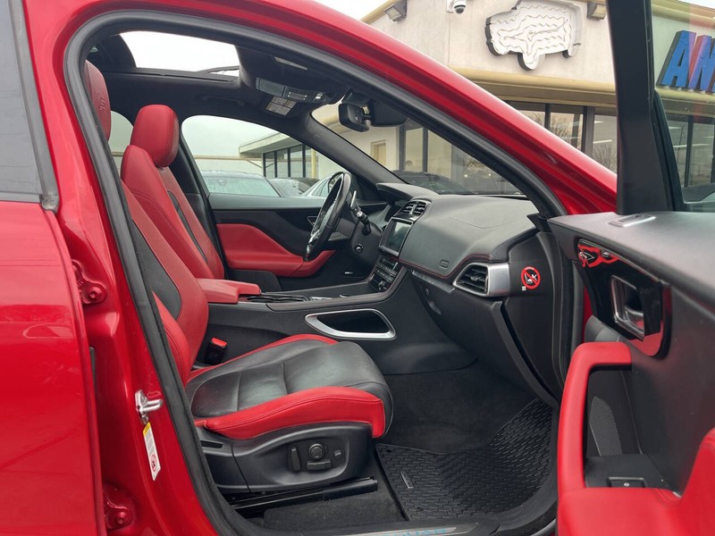 Jaguar F-PACE Vehicle Image 11