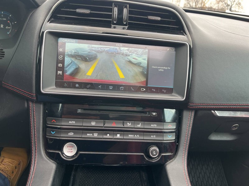 Jaguar F-PACE Vehicle Image 12