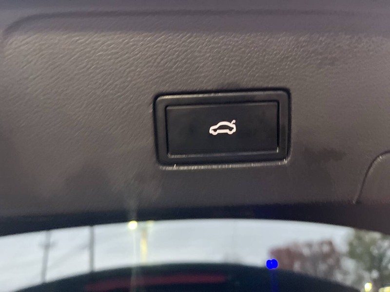 Volkswagen Atlas Cross Sport Vehicle Image 16