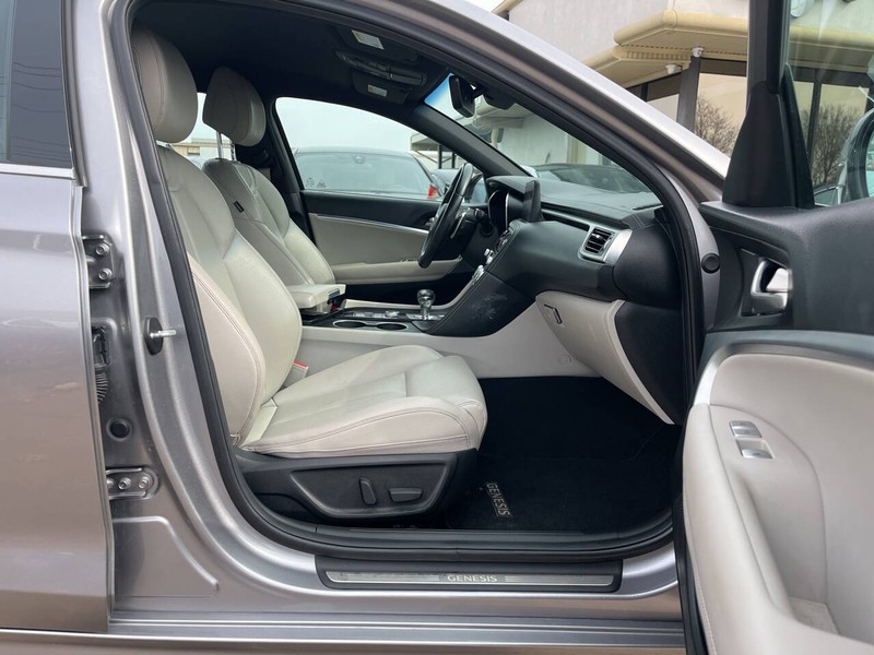 Genesis G70 Vehicle Image 12