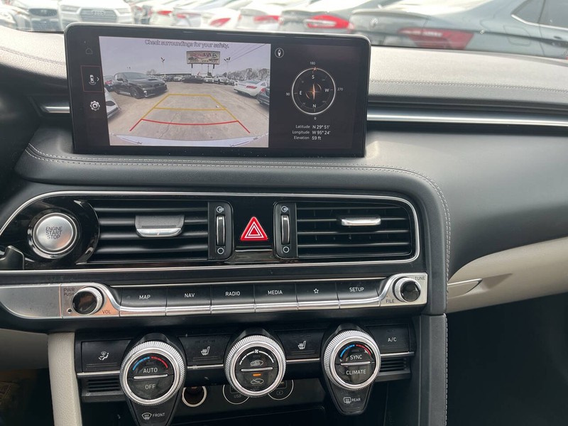 Genesis G70 Vehicle Image 13