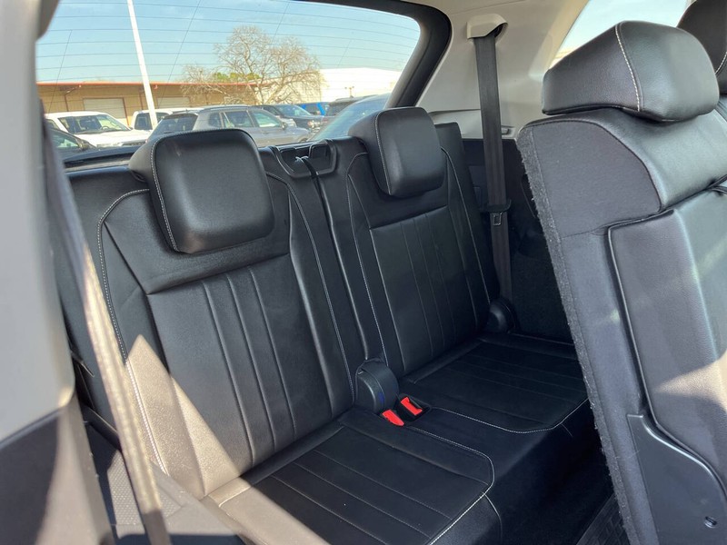 Volkswagen Tiguan Vehicle Image 11