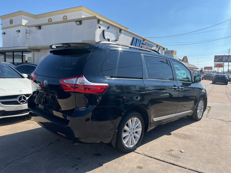 Toyota Sienna Vehicle Image 02