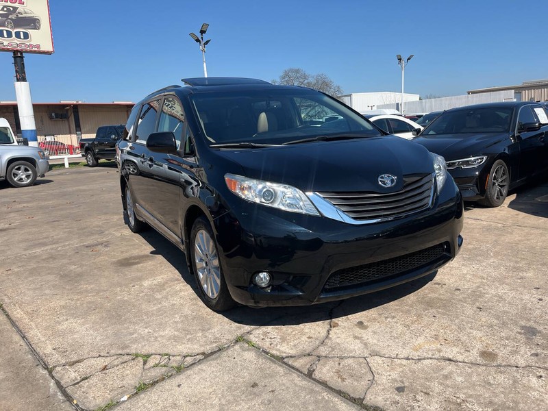 Toyota Sienna Vehicle Image 03